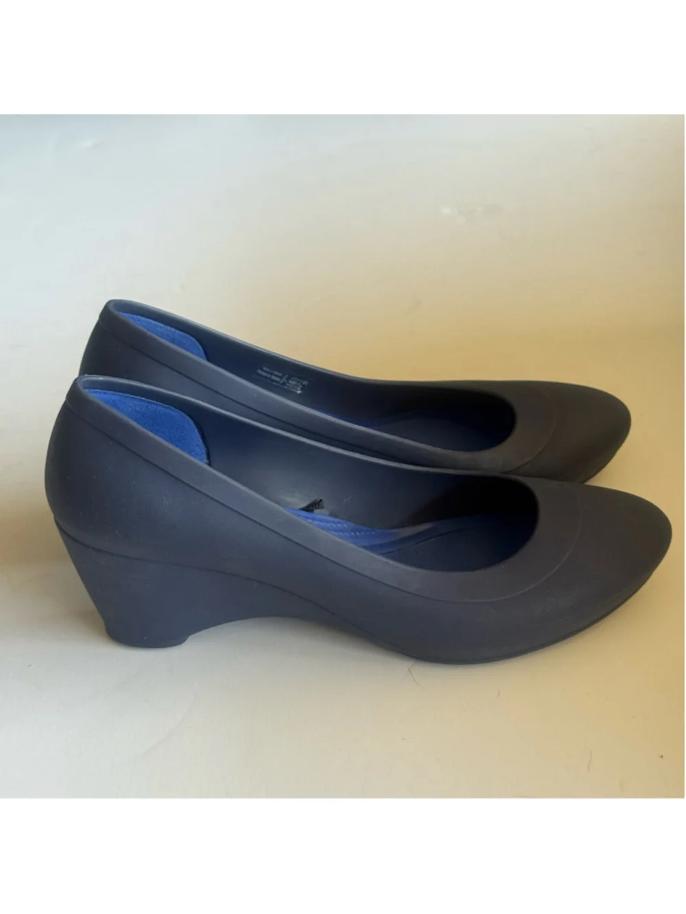 Crocs Dual Comfort Navy Blue Wedge Pumps Women’s Size 7 Work Career Shoes